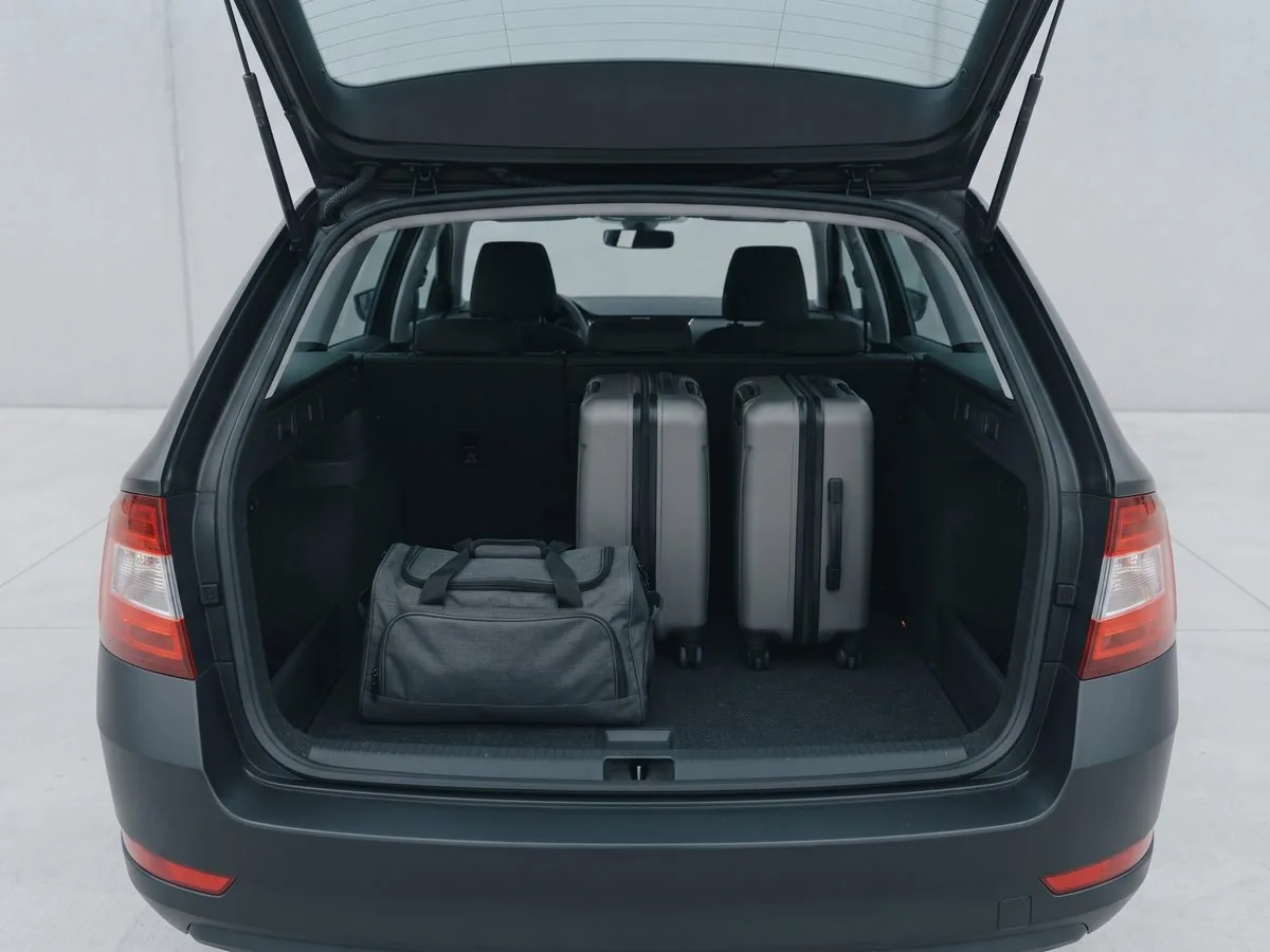 Ge&ouml;ffnete Heckklappe mit zwei Koffern und einer Reisetasche